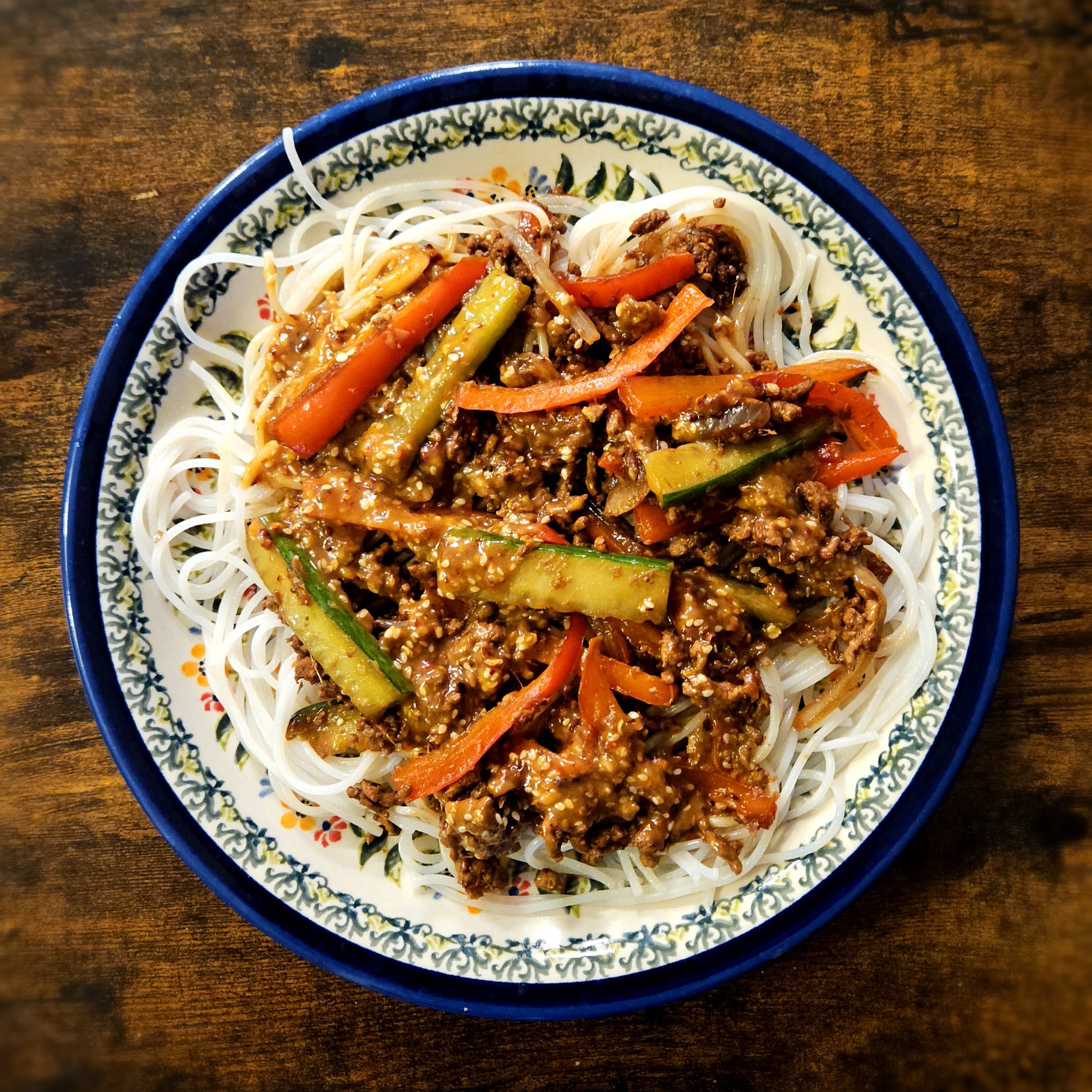 Rice noodles with pork and sichuanese peanut sauce